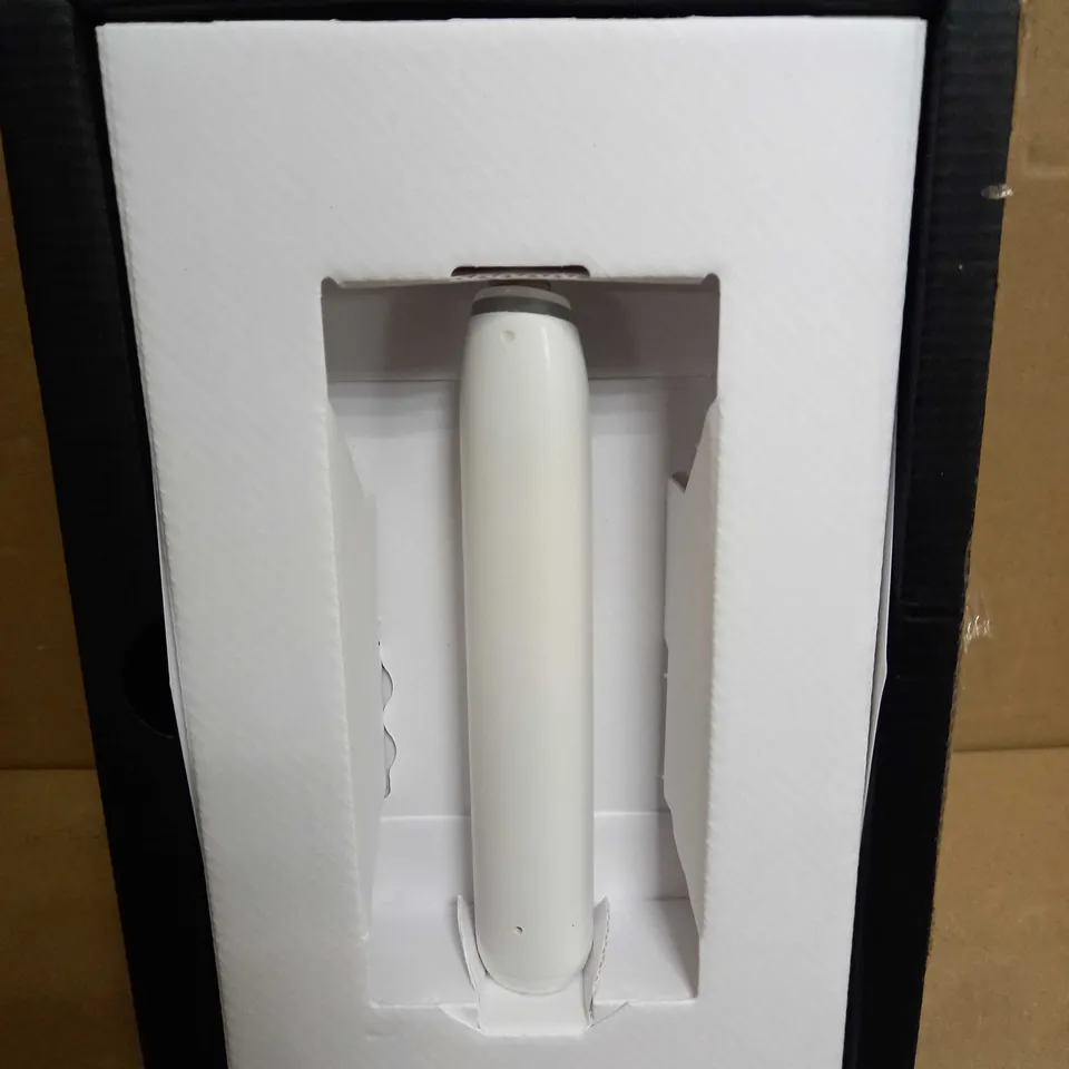 ORAL-B IO8 WHITE ULTIMATE CLEAN ELECTRIC TOOTHBRUSH 