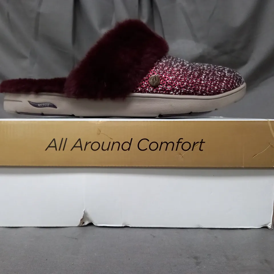BOXED PAIR OF SKECHERS SLIPPERS IN BURGUNDY SIZE 8