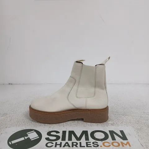 COLLECTION WHITE LEATHER CHELSEA BOOT – WOMEN'S ANKLE BOOT WITH THICK CREPE SOLE SIZE 6