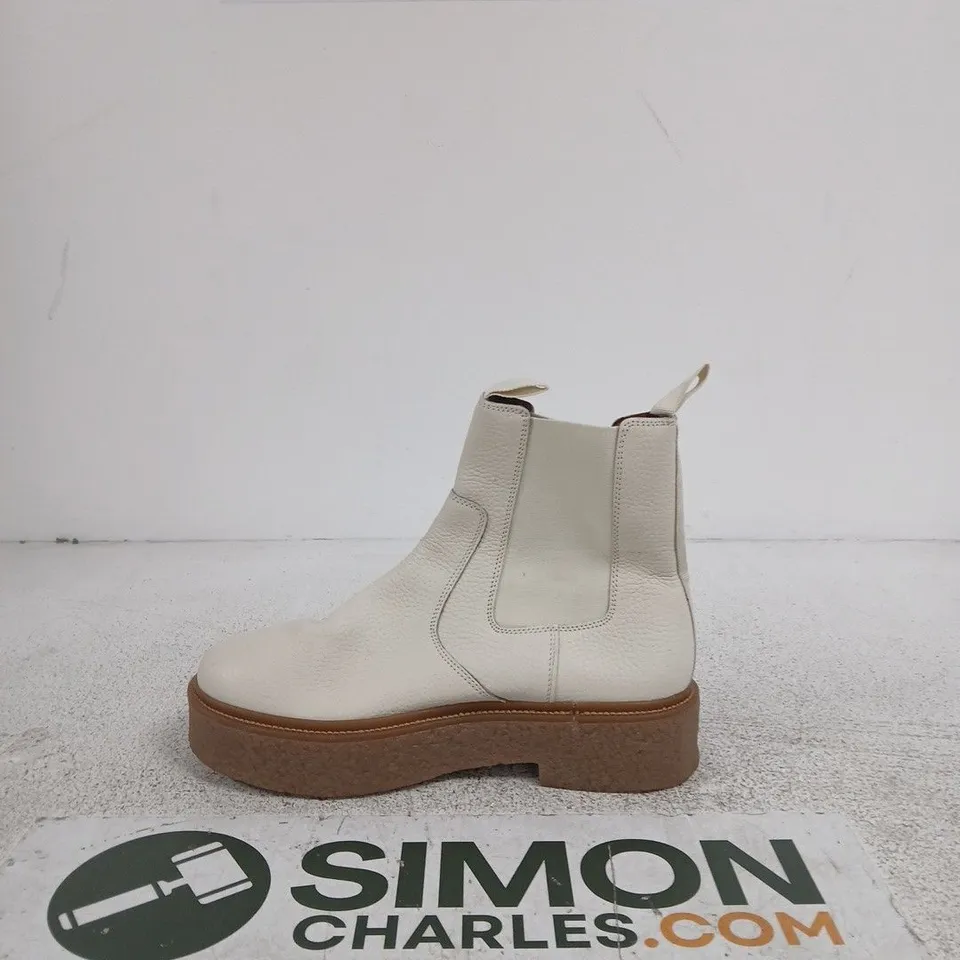 COLLECTION WHITE LEATHER CHELSEA BOOT – WOMEN'S ANKLE BOOT WITH THICK CREPE SOLE SIZE 6