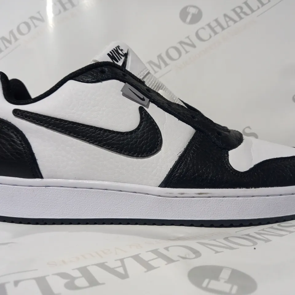 PAIR OF NIKE TRAINERS IN WHITE/BLACK UK SIZE 7
