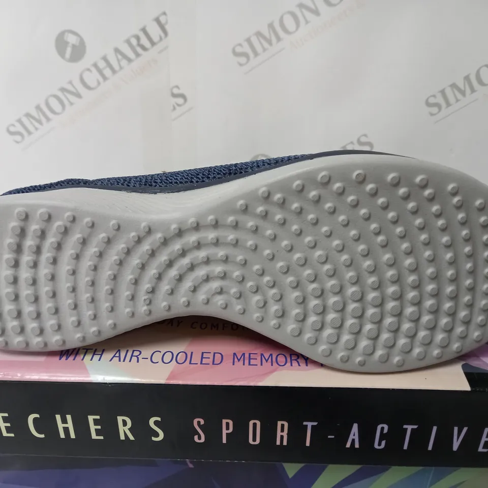 SKECHERS SIZE 6 MICROBURST 2.0 BE ICONIC STRETCH FIT PUMP NAVY