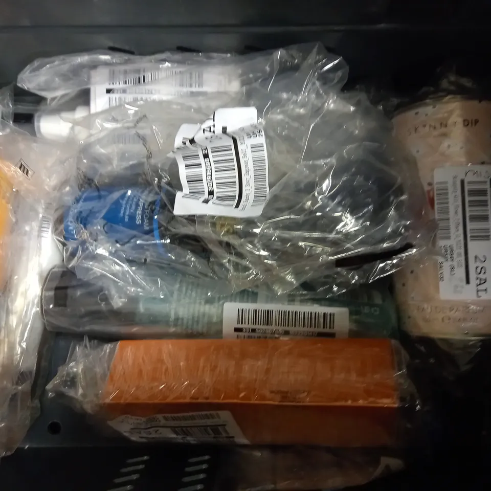 LOT OF APPROXIMATELY 12 ASSORTED HEALTH & BEAUTY ITEMS, TO INCLUDE FCUK, LANCASTER, BONDI SANDS, ETC RRP £240