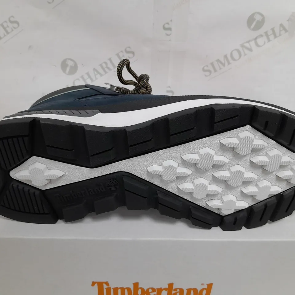 BOXED PAIR OF TIMBERLAND FIELD TREKKER MID BOOTS IN NAVY - UK 9