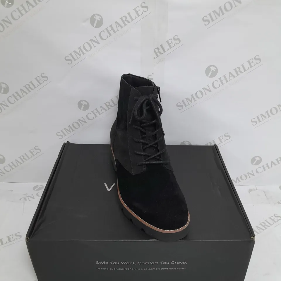 VIONIC LARSON LACE UP BOOT SIZE 6