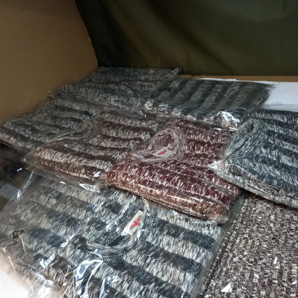 LOT OF APPROX 10 ASSORTED CLOTHING ITEMS IN VARIOUS SIZES