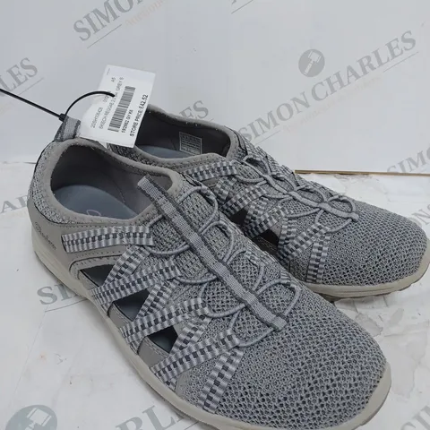 BOXED PAIR OF SKECHERS REGGAE FEST 2.0 FISHERMAN SHOES IN GREY SIZE 6