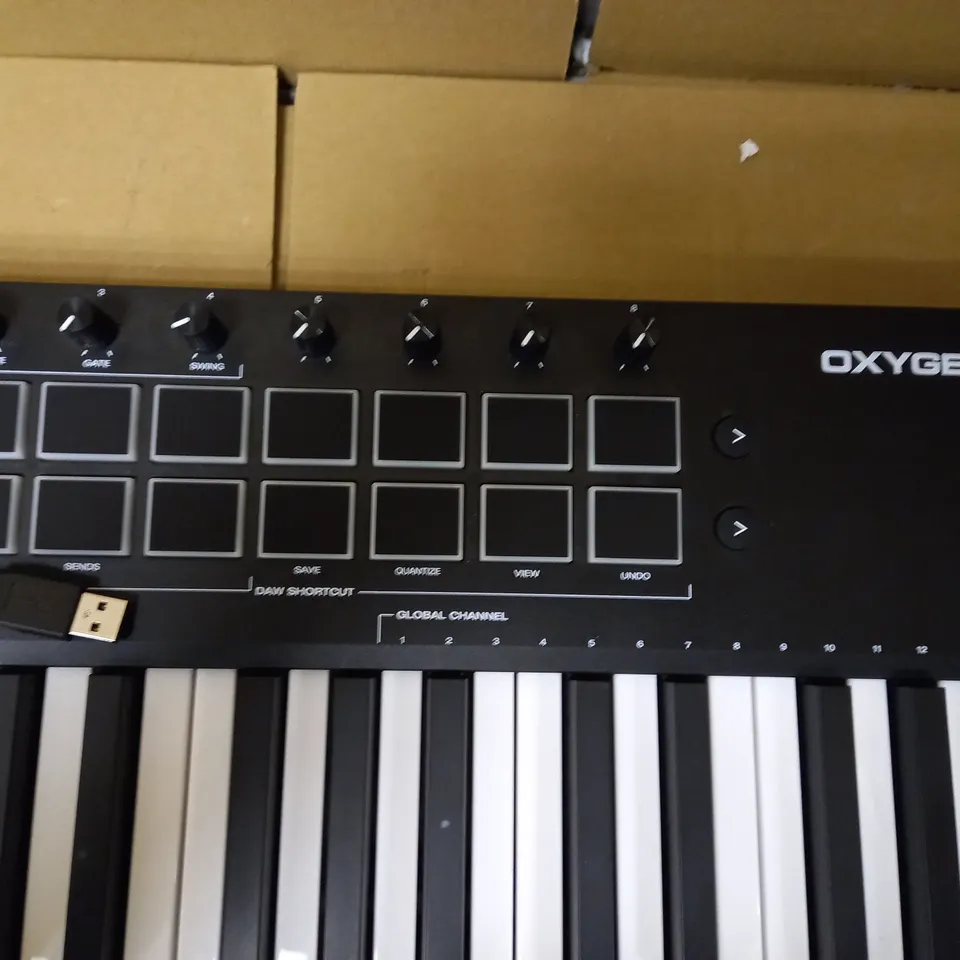 M-AUDIO OXYGEN PRO 61 – 61 KEY USB MIDI KEYBOARD CONTROLLER WITH BEAT PADS, MIDI ASSIGNABLE KNOBS, BUTTONS & FADERS AND SOFTWARE SUITE INCLUDED