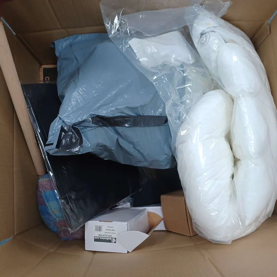 APPROXIMATELY 15 ASSORTED HOUSEHOLD ITEMS TO INCLUDE COTTON WOOL, GAVENO CAVALIA 2PC BATH SET, EXPANDING FILE BAG, ETC