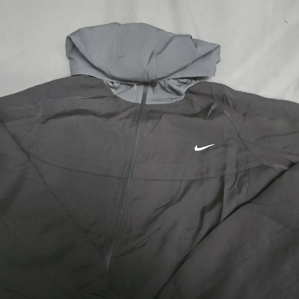 NIKE BLACK WINDBREAKER JACKET WITH HOOD – SIZE UNSPECIFIED