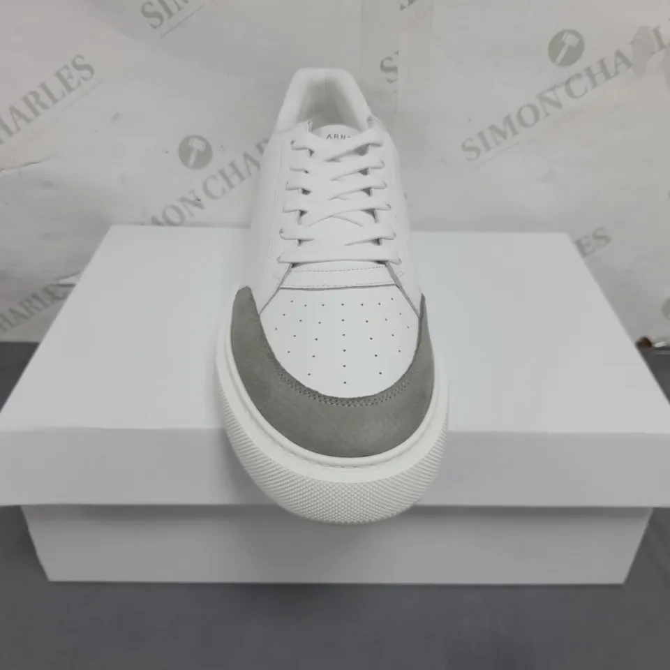 BOXED PAIR OF ARNE COURT TRAINERS 2.0 IN WHITE UK SIZE 10