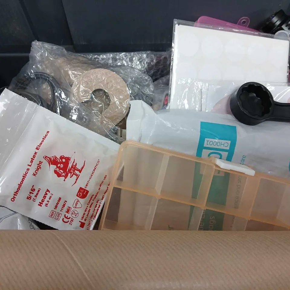 BOX OF APPROXIMATELY 15 ASSORTED ITEMS TO INCLUDE - THERMOMETER , FRAME , UNCLOGS DRAINS ETC