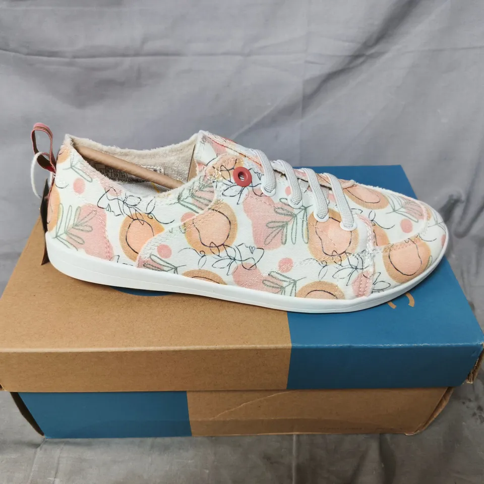 VIONIC BEACH WOMEN'S FLORAL PATTERN SNEAKER – PEACH/WHITE UK SIZE 6
