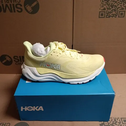 BOXED PAIR OF HOKA ARAHI 8 STABILITY RUNNING TRAINERS - 8