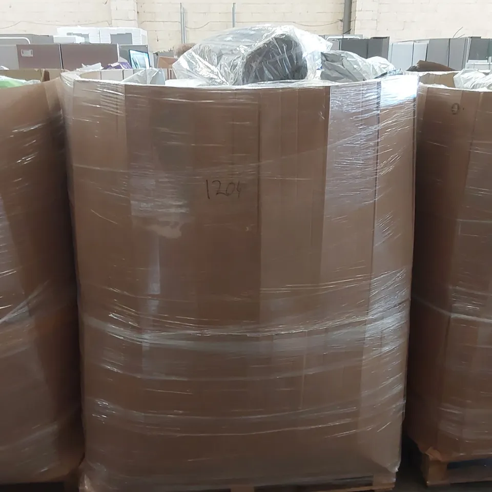 PALLET TO CONTAIN A LARGE ASSORTMENT OF PILLOWS AND CUSHIONS // BRANDS MAY VARY