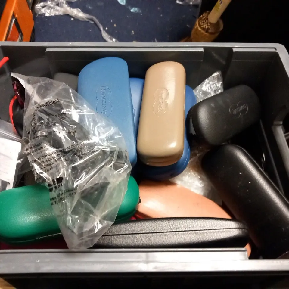 LARGE QUANTITY OF ASSORTED GLASSES, SUNGLASSES AND CASES