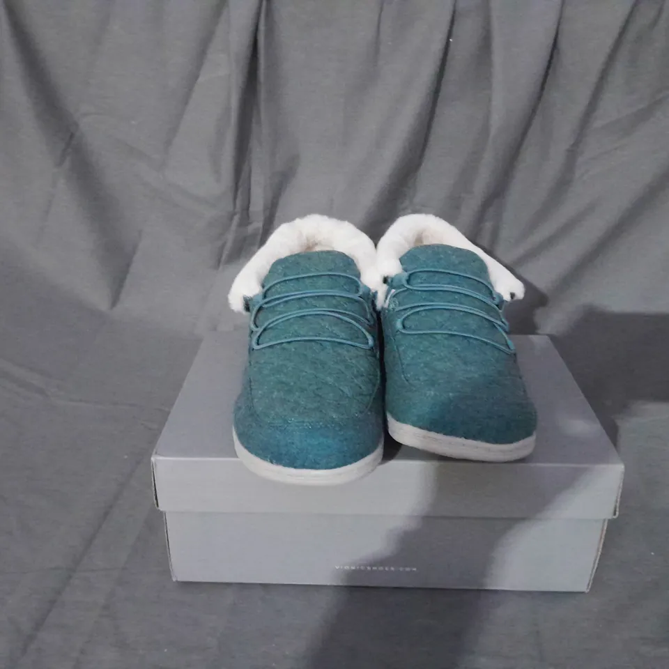 BOXED PAIR OF VIONIC BELIEVE SLIPPERS IN MINERAL SIZE 8