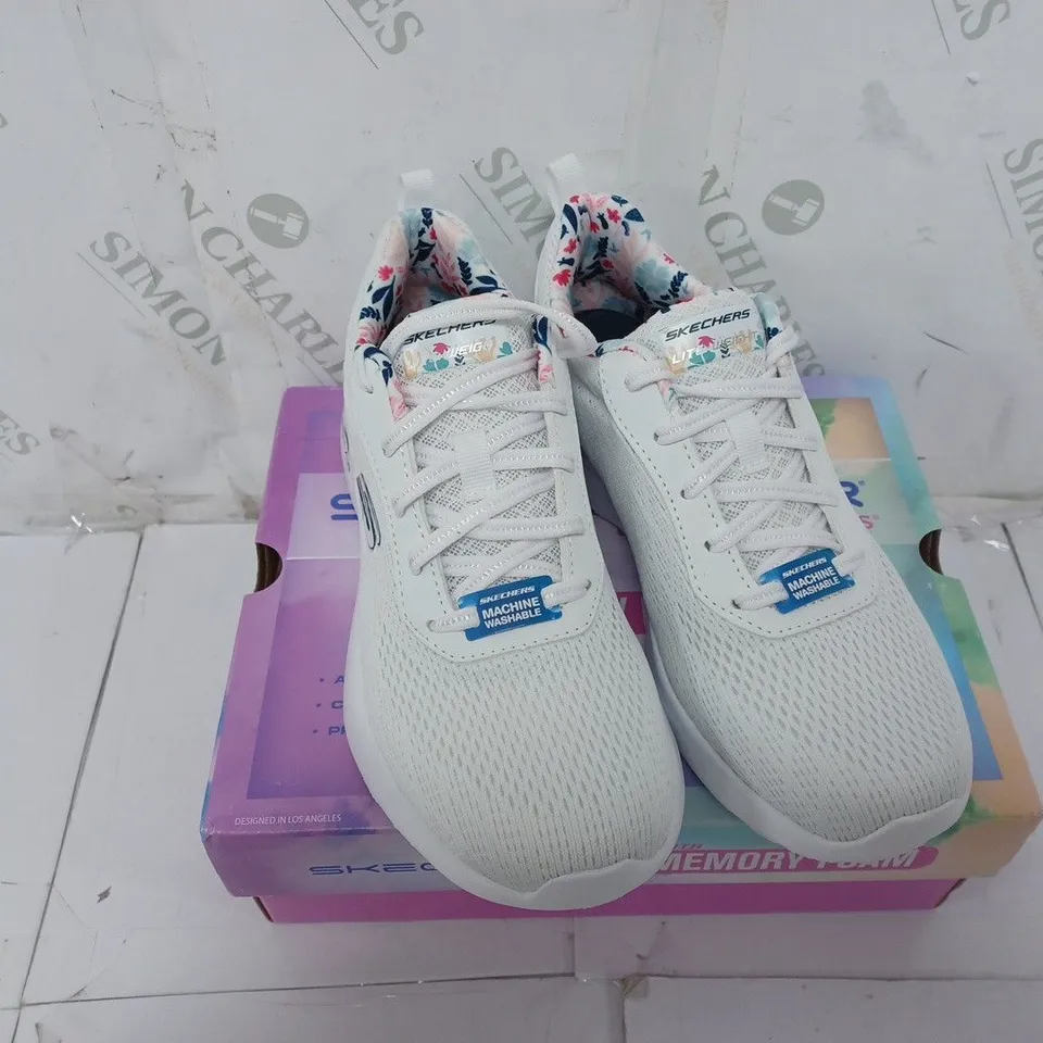 BOXED PAIR OF SKECHERS TRAINERS IN WHITE SIZE 4