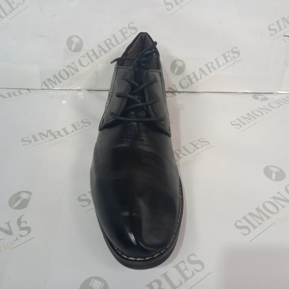 BOXED PAIR OF DESIGNER LACE UP SHOES IN BLACK EU SIZE 45
