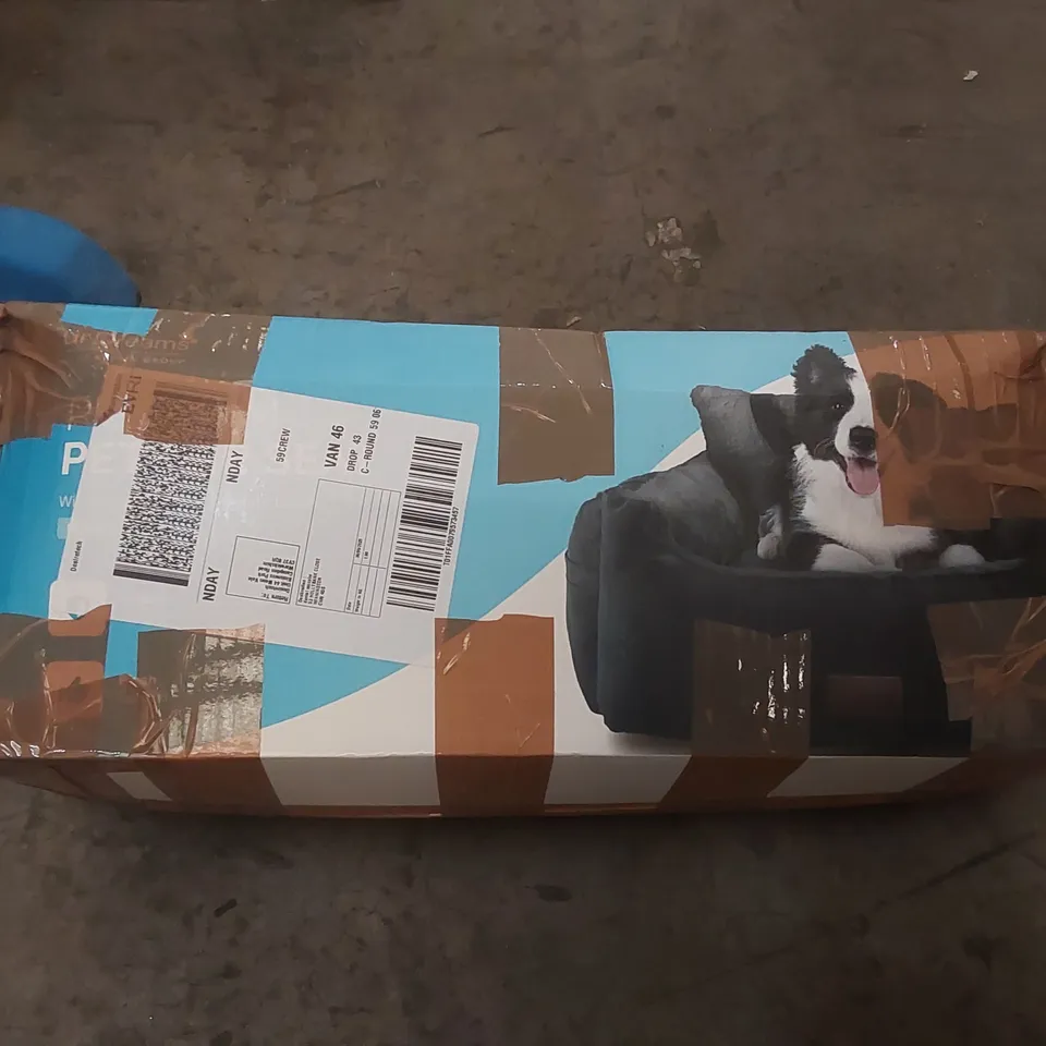 BOXED FURDREAMS PREMIUM PET CAR SEAT