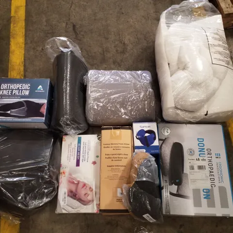 PALLET CONTAINING ASSORTED PILLOWS & CUSHIONS