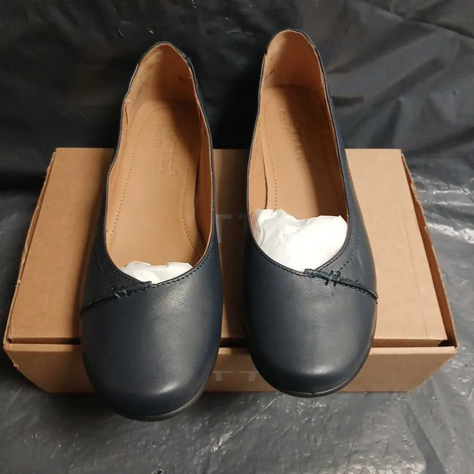 ROBYN II EXTRA WIDE NAVY DENIM BALLET FLATS - UK 6 (RBYNZX)