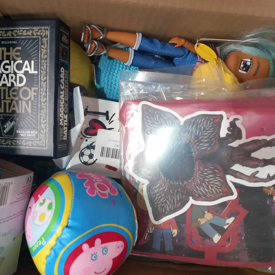BOX OF APPROXIMATELY 10 ASSORTED TOYS AND GAMES TO INCLUDE BUZZ IGHTYEAR FIGURE, THE AMAZING CRYSTAL GARDEN GROW YOUR OWN CRYSTALS, MINI PUZZLE CUBES, ETC