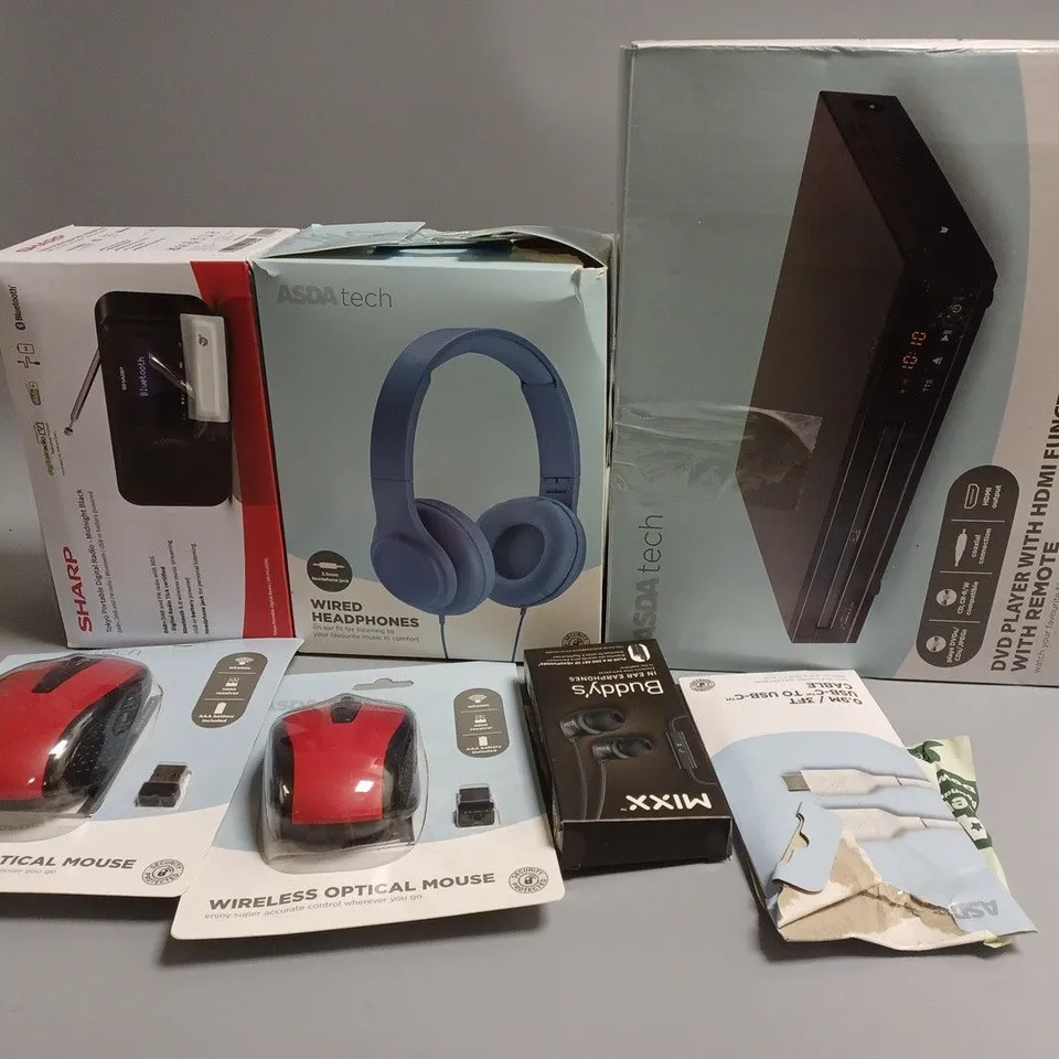 APPROXIMATELY 20 ASSORTED ELECTRICAL ITEMS TO INCLUDE CHARGERS , HEADPHONES, DVD PLAYERS, ETC