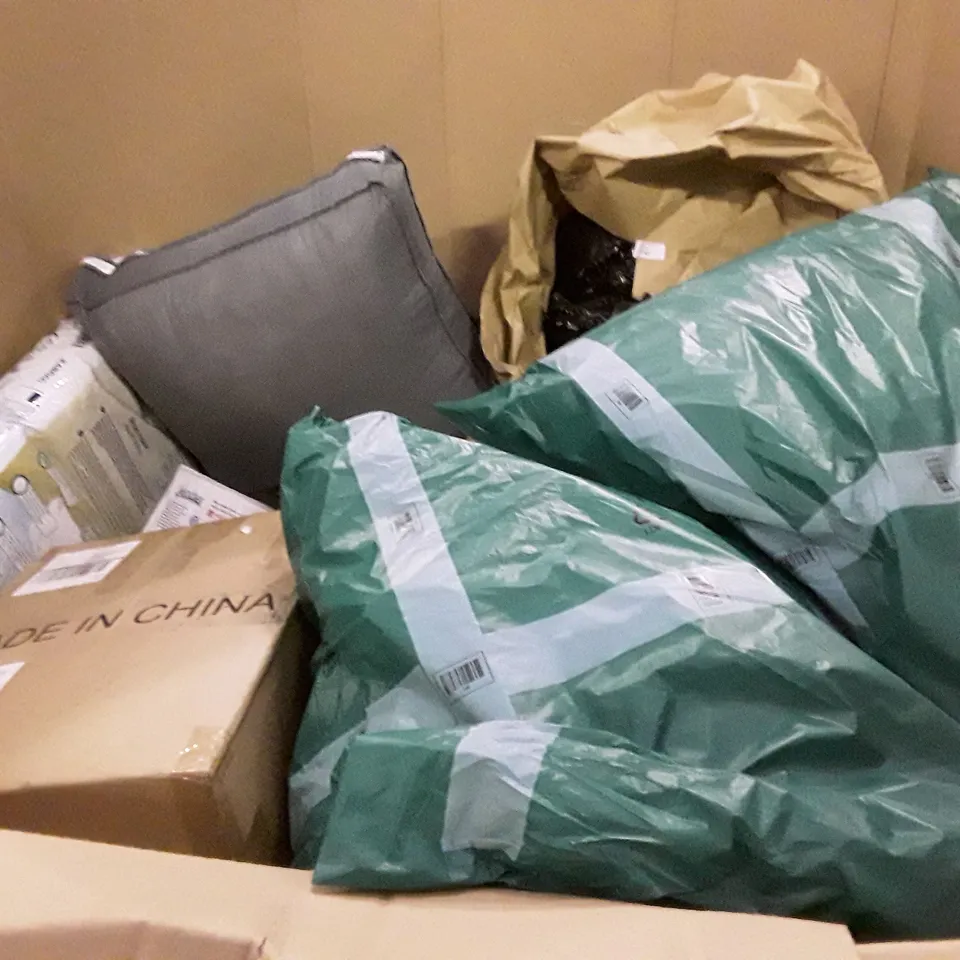 PALLET OF ASSORTED PRODUCTS INCLUDING ELECTRIC CLOTHES DRYER, MATTRESS TOPPER, 6FT HEAVY DUTY CLOTHES RAIL, WIRED KEYBOARD, 24" SNOW CHRISTMAS WREATH