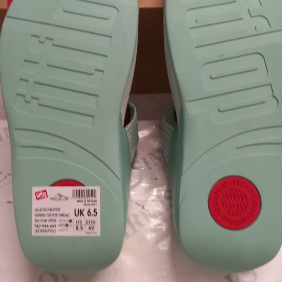 BOXED PAIR OF FITFLOP WALKSTAR FINESTRIPE TOE POST SANDALS IN SEA FOAM GREEN - UK 6.5