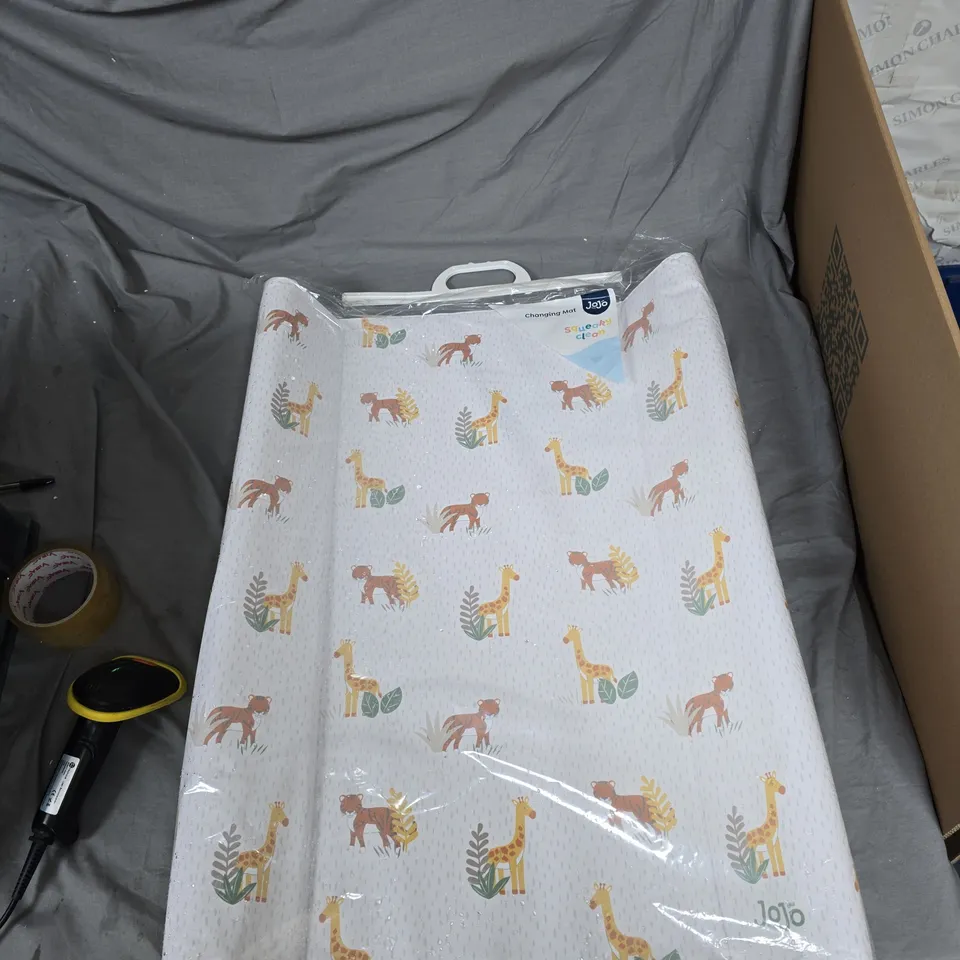 JOJO CHANGING MAT – SQUEAKY CLEAN GIRAFFE PRINT