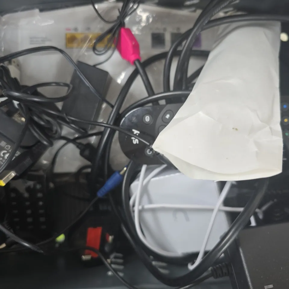 APPROXIMATELY 8 ASSORTED HOUSEHOLD ELECTRICAL ITEMS TO INCLUDE REMOTES AND VARIOUS CABLES, ETC