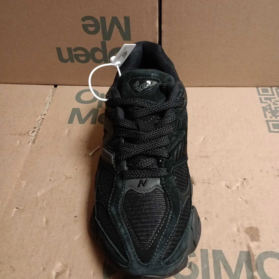 PAIR OF NEW BALANCE TRAINERS IN BLACK - 7.5