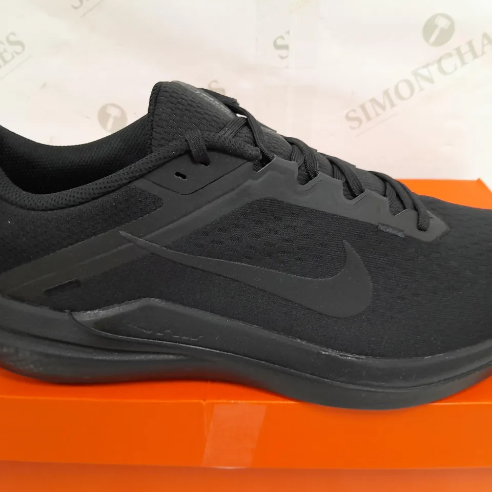 BOXED PAIR OF NIKE AIR WINFLO 10 TRAINERS IN BLACK - UK 11