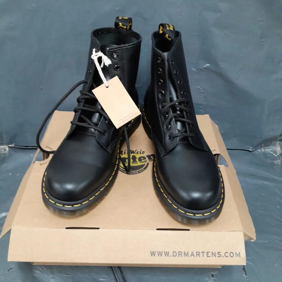 BOXED PAIR OF DR MARTENS ICONS SMOOTH BLACK BOOTS - 8