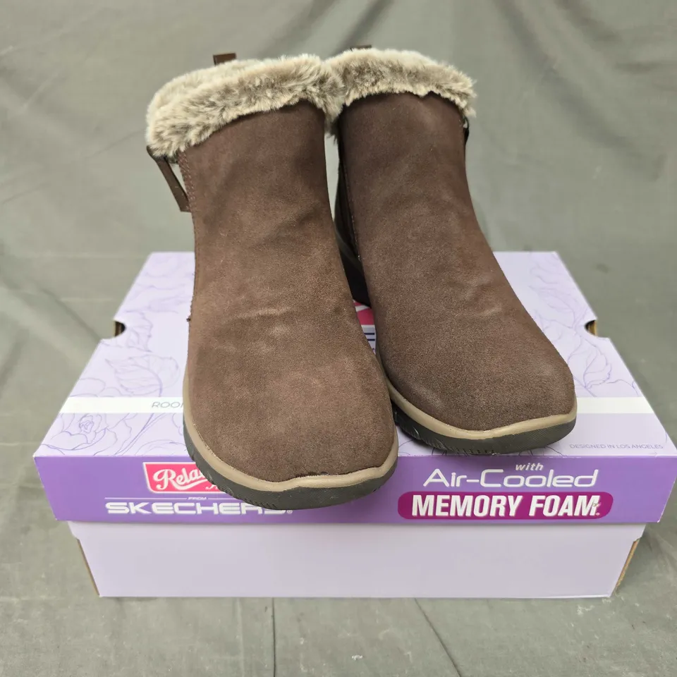 BOXED PAIR OF SKECHERS RELAXED FIT WOMENS BOOTS IN CHOCOLATE - 7