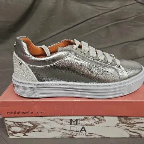 BOXED PAIR OF MODA IN PELLE ARABELLER LACE UP TRAINERS - UK SIZE 39
