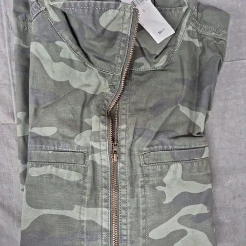 GAP ZIP-UP JACKET IN CAMO SIZE LARGE