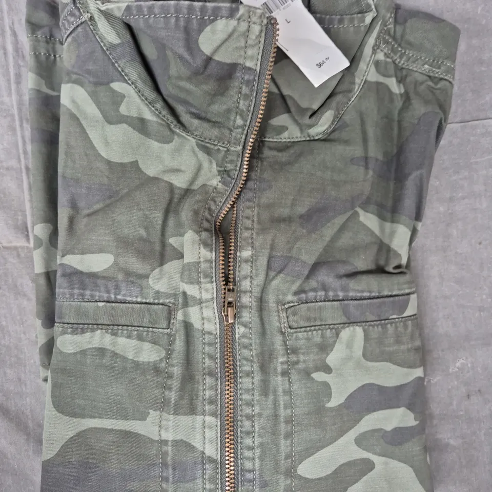 GAP ZIP-UP JACKET IN CAMO SIZE LARGE