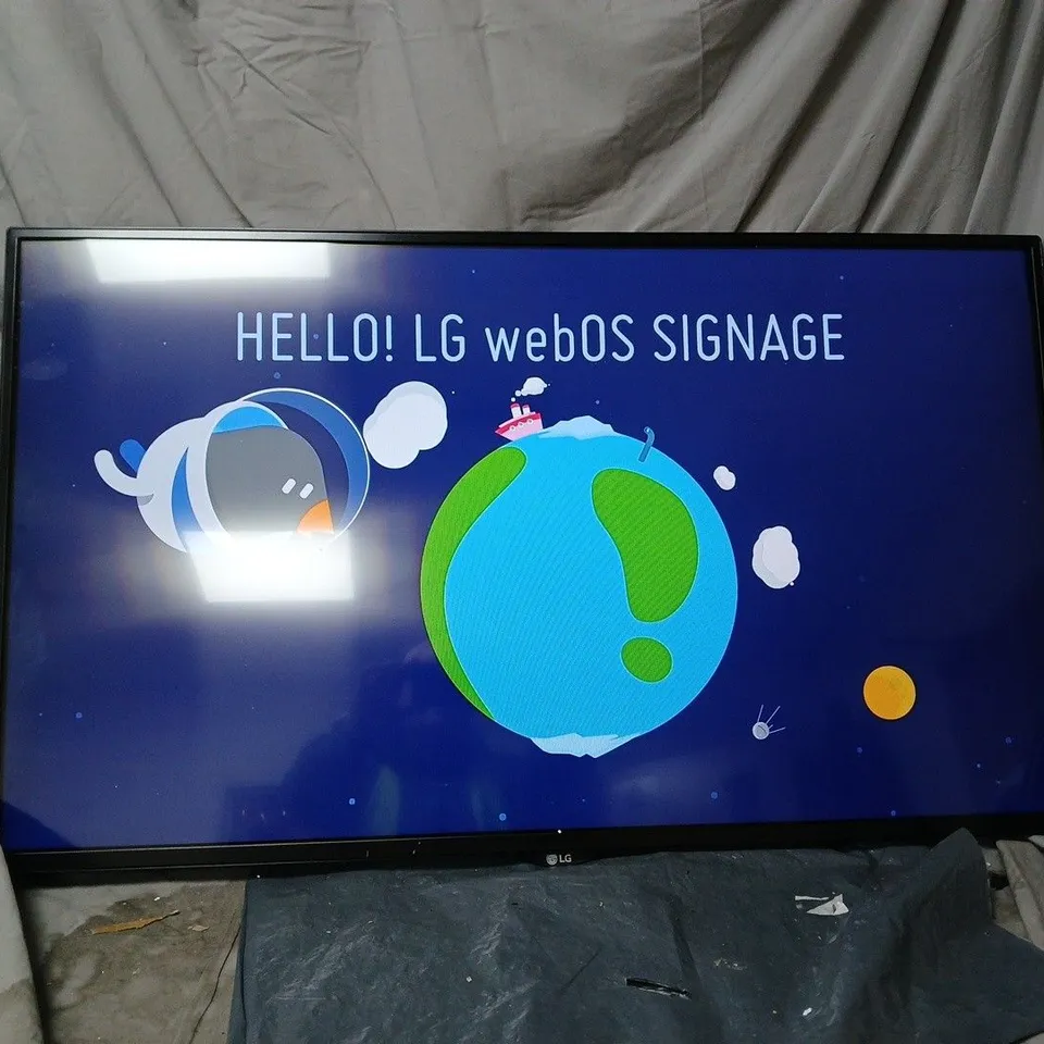 LG 43SM5KD-B 43-INCH WEBOS SIGNAGE DISPLAY. BOXED. NO POWER SUPPLY OR ACCESSORIES. POWERS ON.