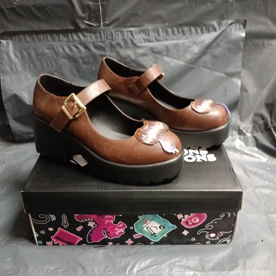 KOI DUNGEONS & DRAGONS THEMED BROWN LEATHER MARY JANE PLATFORM SHOES WITH BUCKLE & DECORATIVE TOE size 6