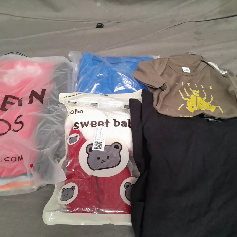APPROXIMATELY 30 ASSORTED KIDS CLOTHING TO INCLUDE M&S DENIM JACKET 8-8 YEARS, LYLE & SCOTT T-SHIRT 12-13 YEARS, BODYSUIT 3-6 MONTHS