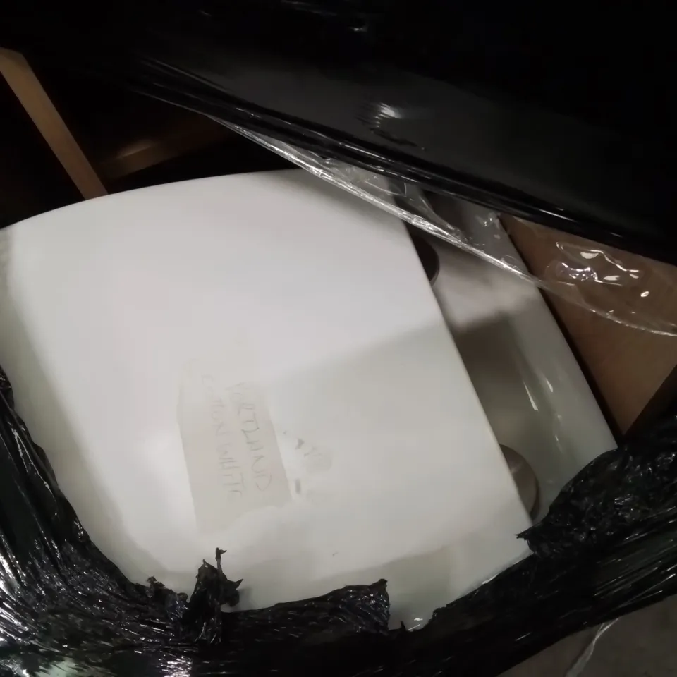 PALLET OF ASSORTED BATHROOM CABINETS AND FITTINGS