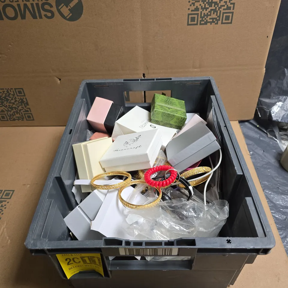 TOTE OF APPROXIMATELY 25 ASSORTED JEWELLERY/WATCH ITEMS