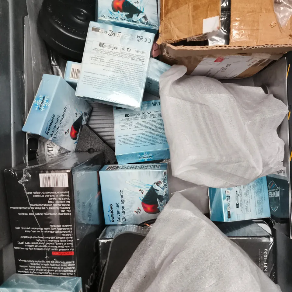 APPROXIMATELY 15 ASSORTED VEHICLE PARTS AND ACCESSORIES TO INCLUDE GLASS EMULSION, CAR MP3 PLAYER, IMPACT SOCKET ETC - COLLECTION ONLY