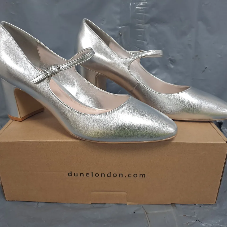 BOXED PAIR OF DUNE LEATHER MARY JANE COURT SHOES IN SILVER SIZE 7