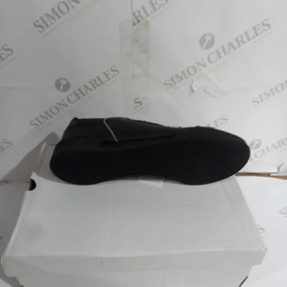 BOXED PAIR OF ADIDAS ROGUERA EG2659 UK 8 BLACK 