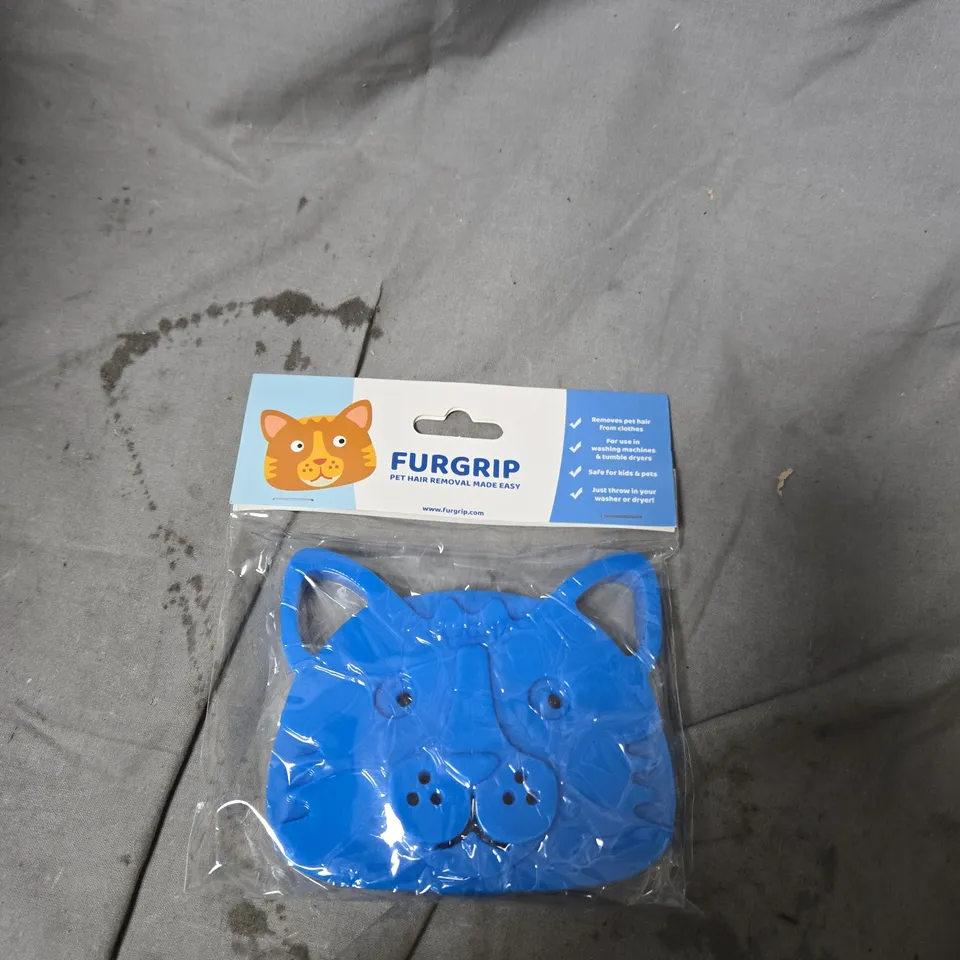 BOX OF APPROXIMATELY 150 FURGRIP LAUNDRY PET HAIR REMOVERS - CAT