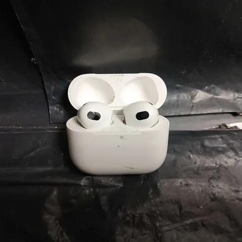 APPLE AIRPOD WIRELESS EARBUDS WITH CHARGING CASE 