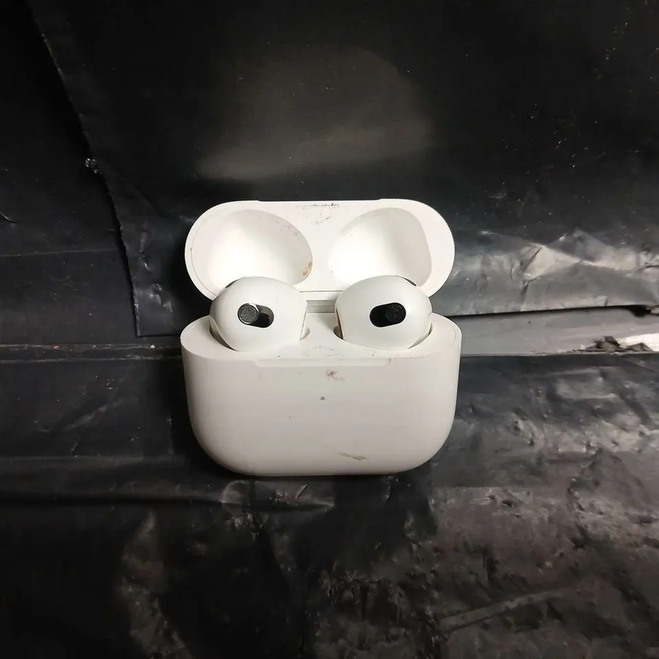 APPLE AIRPOD WIRELESS EARBUDS WITH CHARGING CASE 